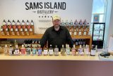 Mads Nielsen si na dánském ostrově Samsø založil palírnu alkoholu, ve které se nebojí experimentovat