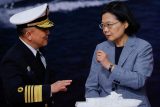 Tchajwanská prezidentka Tsai Ing-wen hovoří s velitelem tchajwanského námořnictva Tang Hua při slavnostním předání šesti tchajwanských korvet třídy Tuo Chiang v přístavu v Yilanu