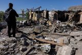 Muž si prohlíží škody na domě, který byl zasažen při ruském raketovém útoku v Krasylivce v Kyjevské oblasti na Ukrajině