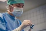 Lékaři olomoucké fakultní nemocnice používají zatím jako jediní v Česku nový unikátní implantát