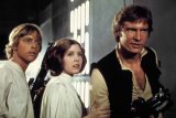 Star Wars: Epizoda IV - Nová naděje. Mark Hamill jako Luke Skywalker, Carrie Fisher jako Leia Organa a Harrison Ford jako Han Solo