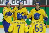 Švédští hokejisté slaví gól na loňském šampionátu
