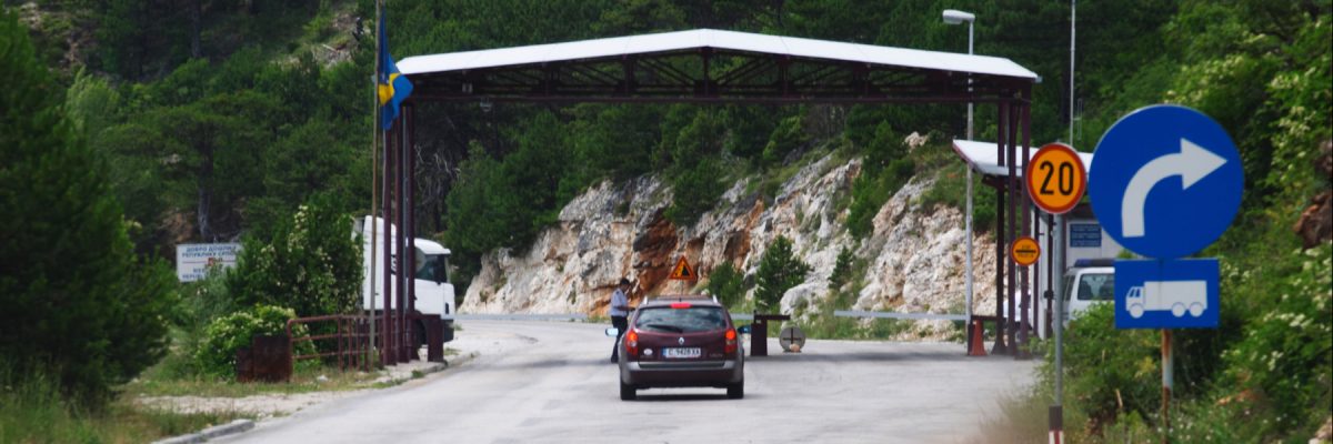 Podle bosenských úřadů se rýsuje se nová cesta přes Balkán, která &quot;prochází Albánií, Černou Horou a Hercegovinou&quot; (na ilustračním snímku hraniční přechod mezi Bosnou a Hercegovinou a Černou Horou).