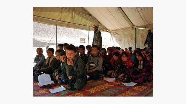 Afghánští žáci ve stanu