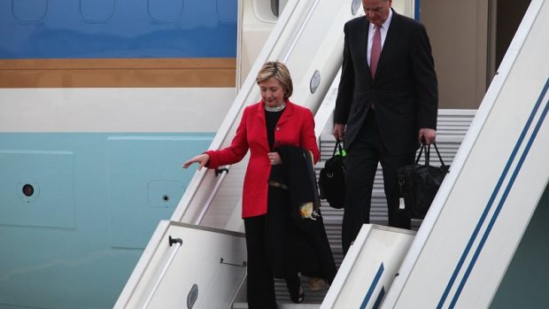 Hillary Clintonová vystupuje z Air Force One