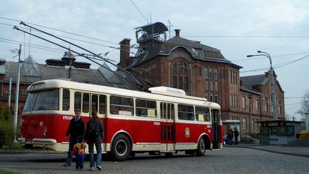 Historický trolejbus před dolem Michal