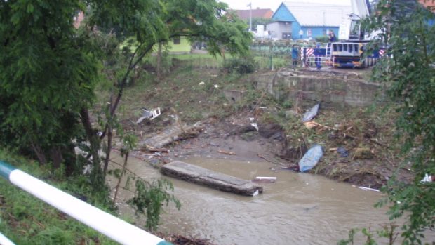Povodněmi stržený most (ilustr. foto)