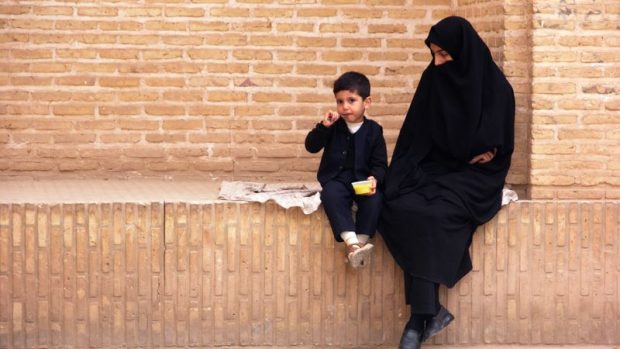 Íránská žena s potomkem