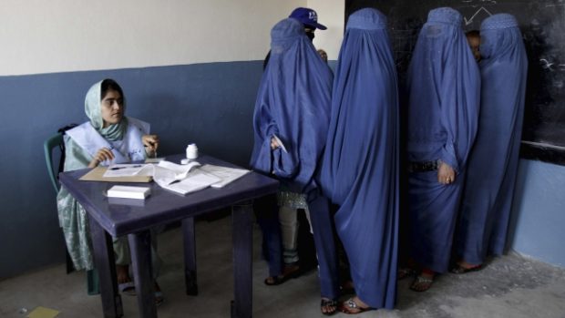 Ženy ve volební místnosti v Afghánistánu.jpg