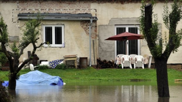 Voda z vydatných dešťů zatopila část obce Pertoltice na Českolipsku.