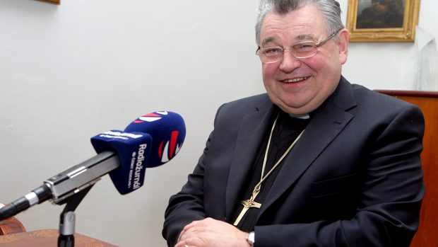 Arcibiskup Dominik Duka natáčí svou glosu pro nedělní Radiožurnál