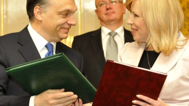 Slovenská premiérka Iveta Radičová a její maďarský protějšek Viktor Orbán podepsali dohodu o propojení plynovodů