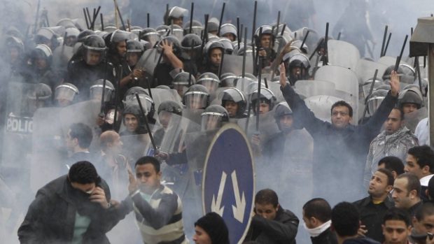 Páteční střety demonstrantů s policií byly v Káhiře opravdu tvrdé.
