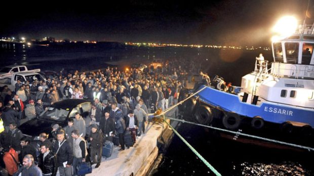 Z libyjských přístavů se snaží odjet tisíce cizinců