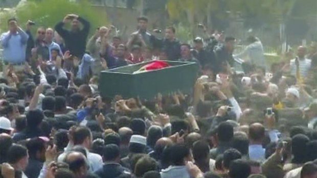 Sýrie. Pohřeb jednoho z demonstrantů v Der&#039;á.