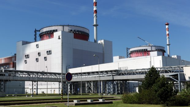 Jaderná elektrárna Temelín. Reaktorovou část výrobních bloků chrání válcové kontejnmenty.