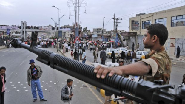 Voják jemenských vládních jednotek na svém stanovišti ve městě Saná