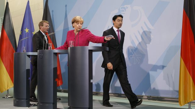 Šéf kanceláře kancléřky Ronald Pofalla, kancléřka Angela Merkelová a ministr hospodářství Philipp Rösler.