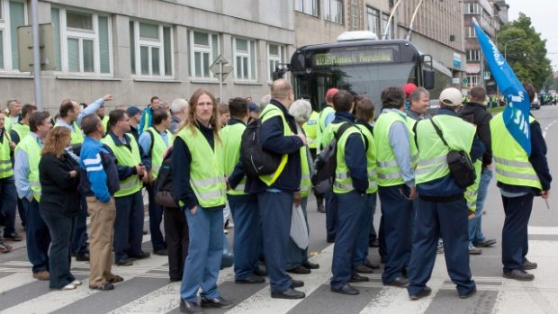 Stávkující přecházením po přechodech blokovali tramvaje a trolejbusy, jejichž řidiči se do stávky nezapojili