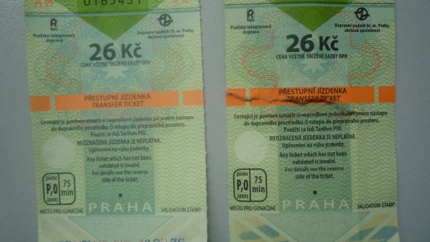 Pravá (vlevo) a falešná jízdenka na pražskou MHD