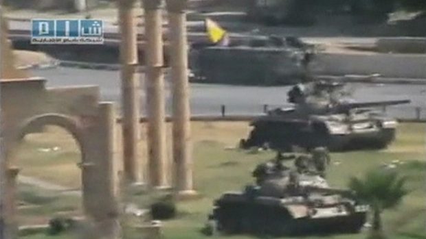 Syrské tanky ve městě Hamá