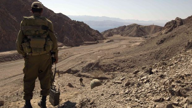 Izraelští vojáci hlídají u izraelsko-egyptské hranice, kde došlo 18. srpna k sérii smrtících útoků