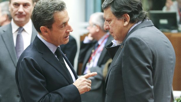 Francouzský prezident Nicolas Sarkozy (vlevo) a předseda Evropské komise José Manuel Barroso na summitu EU