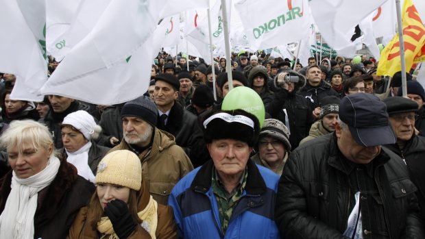 Příznivci ruské politické strany Jabloko protestovali 17. 12. 2011 v Moskvě proti výsledkům voleb