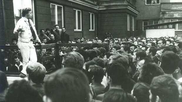 Václav Havel během projevu u kulturního domu NHKG v roce 1969