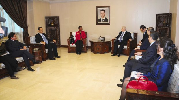 Šéfka OSN pro humanitární operace Valerie Amosová  (uprostře vlevo) v rozhovoru se syrským ministrem zahraničí