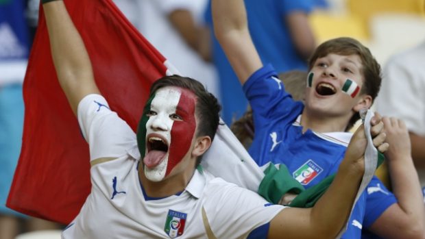 Italští fanoušci slaví postup svého týmu do semifinále ME