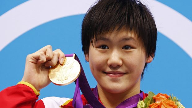 Čínská plavkyně Š‘-Wen se zlatou medailí z polohového závodu na 400 metrů na olympiádě v Londýně