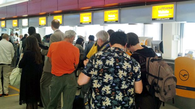Na berlínském letišti Tegel se u přepážek Lufthansy tvoří fronty nespokojených cestujících