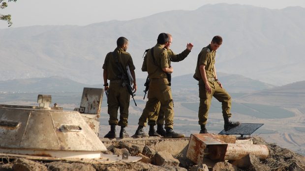 Izraelští vojáci shlížejí ze strategického návrší do Sýrie