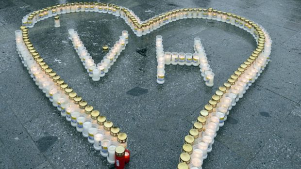 Václava Havla připomíná i srdce vytvořené ze svíček na Václavském náměstí v Praze