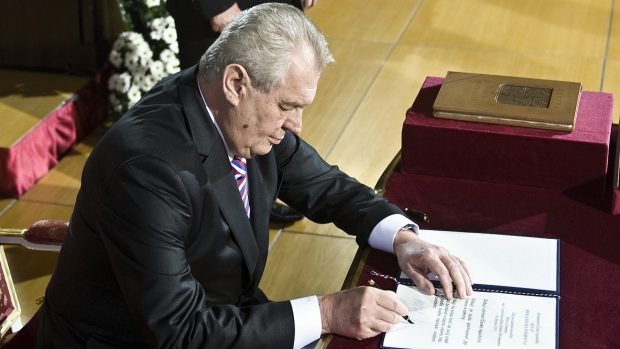 Miloš Zeman při podpisu prezidentského slibu v roce 2013