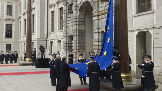 Vztyčení evropské vlajky na Pražském hradě