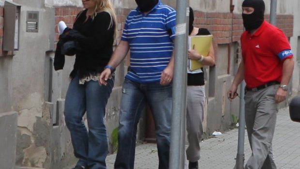 Policisté přivádějí Janu Nagyovou na policejní služebnu v ostravské Masné ulici