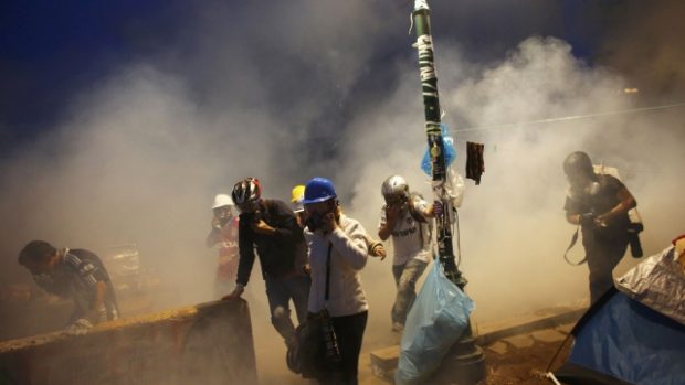 Policie rozehnala demonstraci v Istanbulu i slzným plynem. Lidé prchali pryč