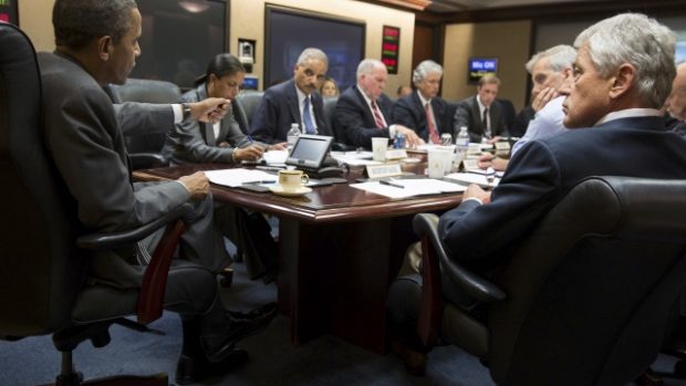 Prezident USA Barack Obama v Bílém domě diskutuje se svým týmem o bezpečnostních otázkách týkajících se vývoje v Egyptě