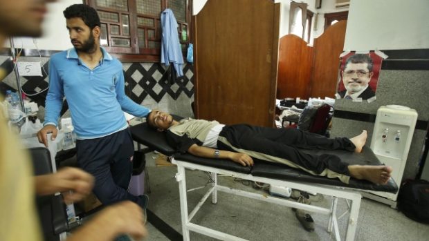 Egypt. Zraněný podporovatel prezidenta Mursího v káhirské nemocnici