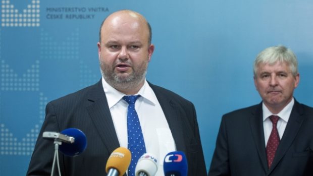Nový ministr vnitra Martin Pecina (vlevo) převzal svůj úřad. Vpravo je premiér Jiří Rusnok