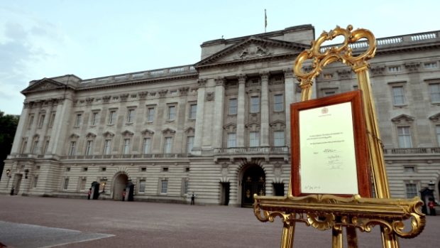 Oficiální oznámení o narození syna prince Williama a vévodkyně z Cambridge na nádvoří Buckinghamského paláce