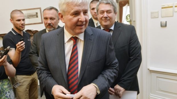 Premiér Jiří Rusnok po jednání s poslaneckým klubem KSČM o podpoře vlády
