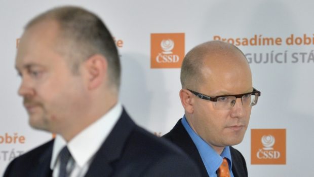 Předseda ČSSD Bohuslav Sobotka (vpravo) se na snímku míjí s Michalem Haškem