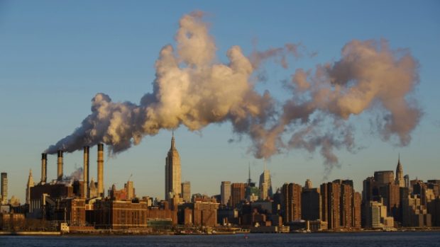 Mráz dává vyniknout oblakům z komínů newyorských elektráren a tepláren