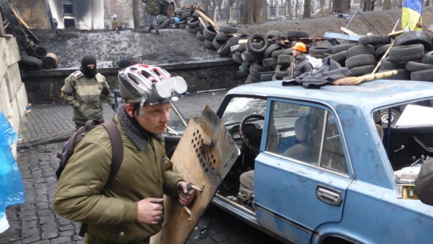 Pouliční boje v Kyjevě. Demonstranti jsou vybaveni štíty i helmami