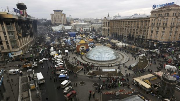 Ani přes politické změny, které dělá ukrajinský parlament, lidé náměstí Nezávislosti neopouštějí