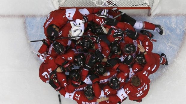 Radost kanadských hokejistů po zisku devátého olympijského titulu na Hrách v Soči