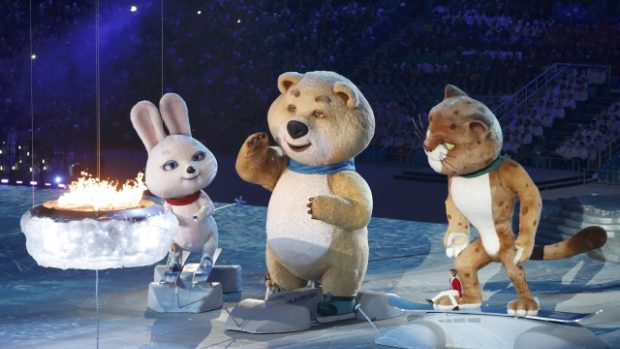 Maskoti na ploše olympijského stadionu Fišt při slavnostním zakončení